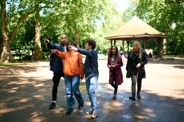 group of friends engaging in StreetHunt Games: immersive experience in London